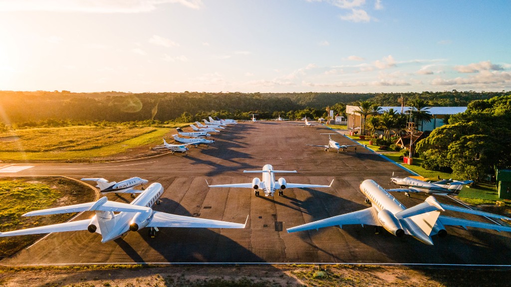 Vista aérea do pátio com fila de jatos privativos estacionados.