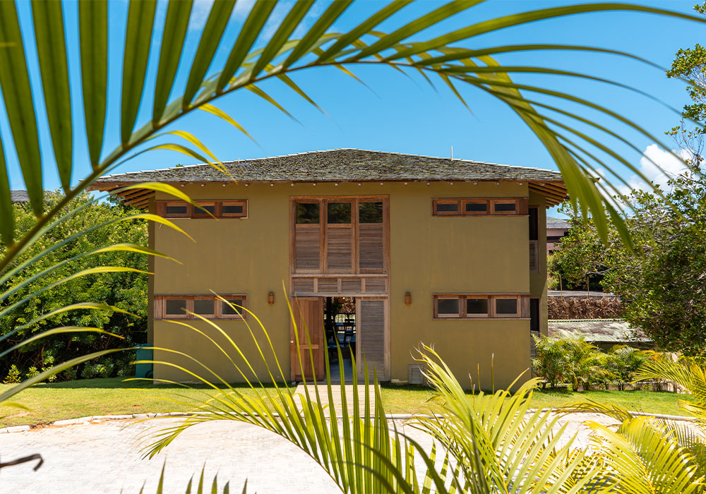 Fachada contemporânea com piscina e deck em pedra.