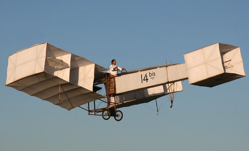 Incrível! Avião temático celebrando os 150 anos de Santos Dumont faz  primeiro voo