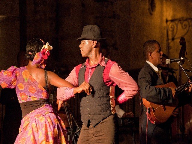 Salsa Cubana – História e Origem da Dança de Salão!